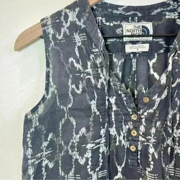 The North Face Women’s Sleeveless Sheer Blouse Top Size Small - Picture 2 of 11